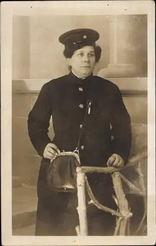 Foto Ak Frau in Uniform, Mütze, Tasche, Kaiserzeit