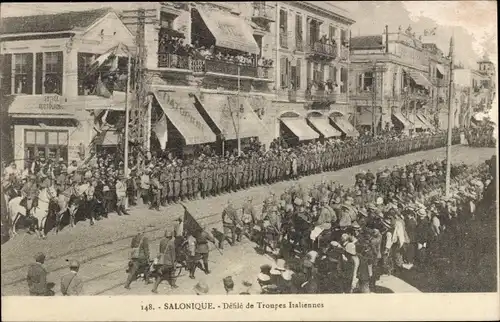 Ak Thessaloniki Thessaloniki Griechenland, Parade italienischer Truppen