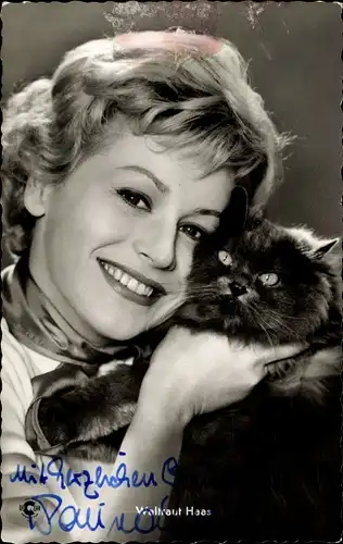 Ak Schauspielerin Waltraut Haas in Paprika, Portrait mit schwarzer Katze, Cosmopol Film, Autogramm