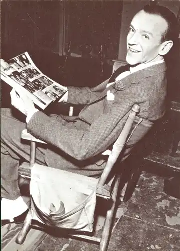 Ak Schauspieler, Tänzer und Sänger Fred Astaire, sitzt auf dem Stuhl