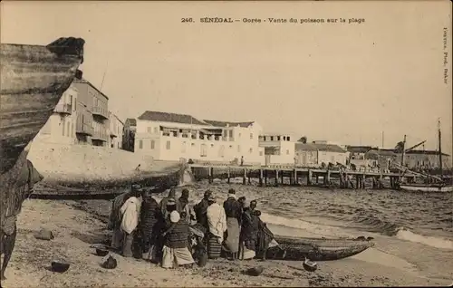 Ak Gorée Dakar Senegal, Verkauf von Fisch am Strand