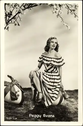 Ak Schauspielerin Peggy Evans, Gestreiftes Kleid
