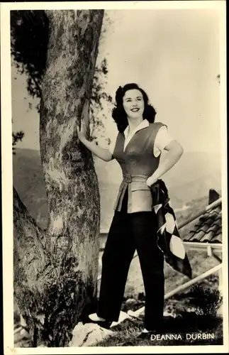 Ak Schauspielerin Deanna Durbin, Portrait am Baum