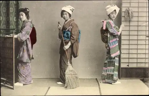 Ak Frauen in japanischen Volkstrachten, Japanerinnen beim Aufräumen