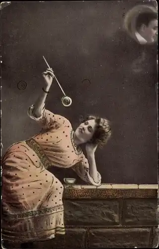 Glitzer Ak Frau träumt von ihrem Geliebten, Seifenblasen, Portrait