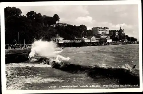 Foto Ak Sassnitz auf Rügen, Wellenschlag am Badestrand