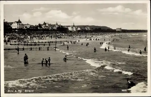 Ak Seebad Binz auf Rügen, Strand, Badegäste, Wellen
