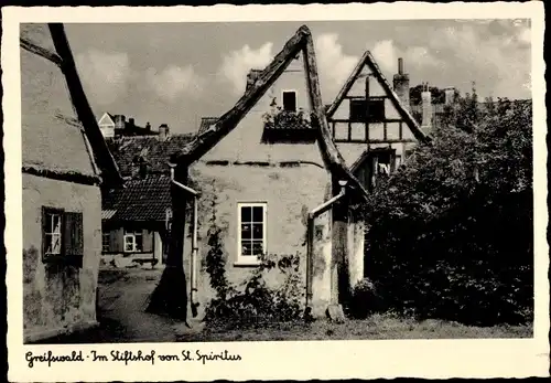 Ak Greifswald in Mecklenburg Vorpommern, Im Stiftshof von St. Spiritus