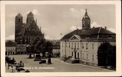 Ak Prenzlau in der Uckermark, Markt mit Rathaus und St. Marienkirche