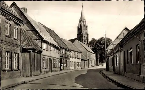Ak Röbel an der Müritz, Straße der Einheit, Blick zur Kirche