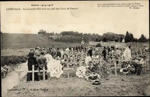 Ak Lunéville Meurthe et Moselle, Besuch auf dem Soldatenfriedhof