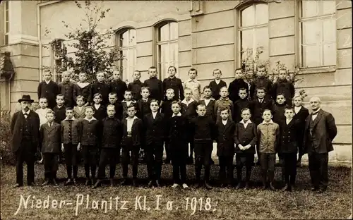 Foto Ak Niederplanitz Planitz Zwickau in Sachsen, Schule, Schüler Klasse 1a 1918, Lehrer
