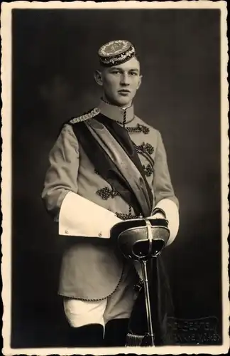 Foto Ak Mannheim in Baden, Portrait in Uniform mit Fechtwaffe