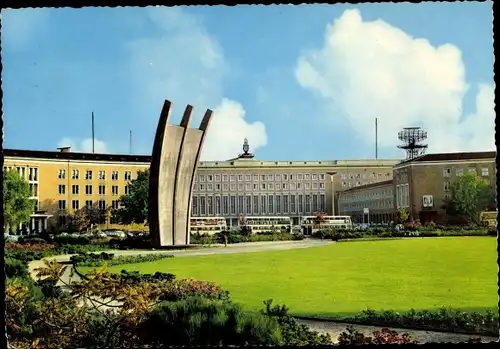 Ak Berlin Tempelhof, Zentralflughafen, Luftbrückendenkmal, Platz der Luftbrücke