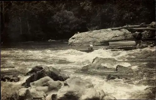 Foto Ak Japan?, Fluss, Ruderboot, Mann, Felsen, Wald