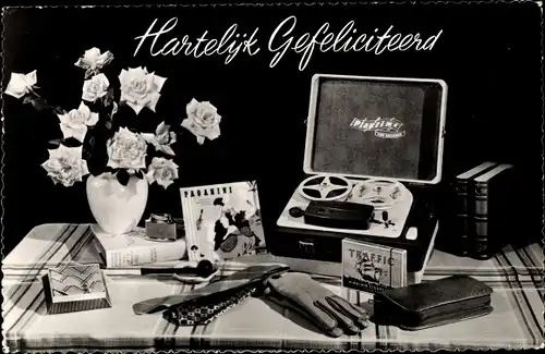 Ak Glückwunsch Geburtstag, Tonbandgerät, Blumenstrauß, Handschuhe