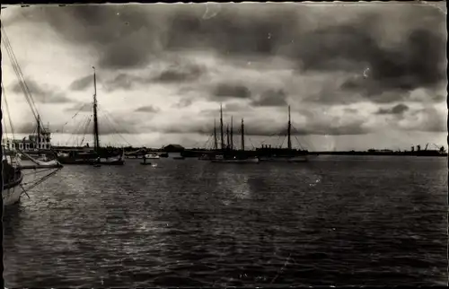 Ak Dakar, Senegal, Eine Münze im Hafen