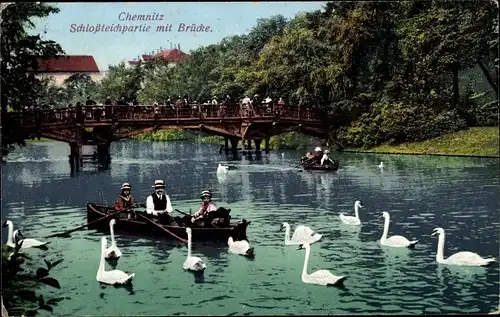 Ak Chemnitz Sachsen, Schlossteichpartie mit Brücke, Schwäne, Ruderboot