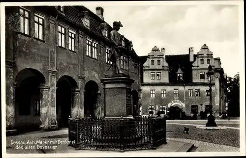 Ak Dessau in Sachsen Anhalt, Markt mit Denkmal des altes Dessauers