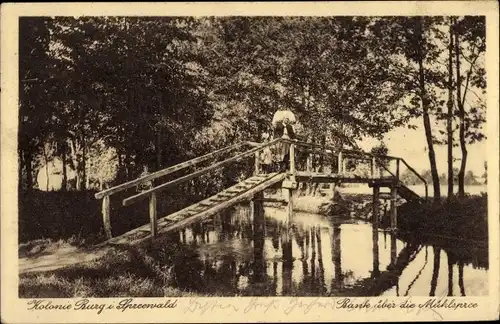 Ak Kolonie Burg im Spreewald, Bank über die Mühlspree, Spreewälderin in Tracht