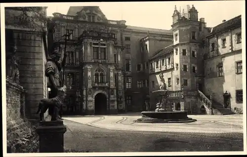 Foto Ak Dessau in Sachsen Anhalt, Partie im Schlosshof