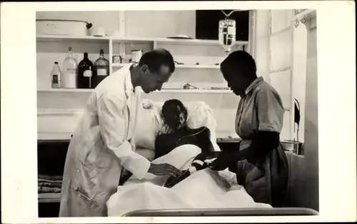 Ak Simbabwe, Niederländischer Arzt versorgt einen kranken Afrikaner
