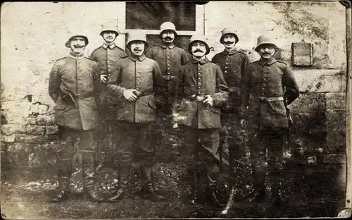 Foto Ak Deutsche Soldaten in Uniformen, Sturm-Truppen 1918