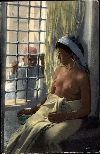 Ak Barbusige Araberin, Junge schaut durch das Fenster, Maghreb