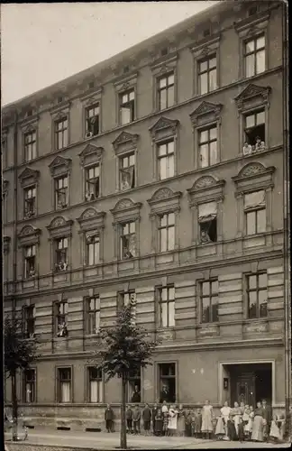 Foto Ak Berlin Lichtenberg, Straßenpartie mit Wohnhaus