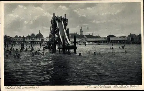 Ak Świnoujście Swinemünde Pommern, Rutschbahn im Gesellschaftsbad, Wasserrutsche