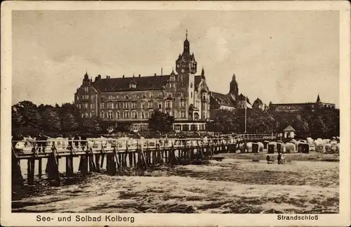 Ak Kołobrzeg Kolberg Pommern, Strandpartie, Strandschloss