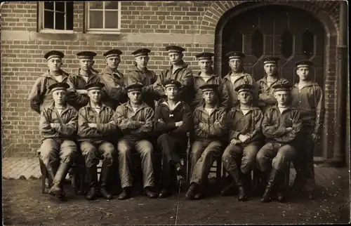 Foto Ak Deutsche Seeleute in Uniform, Gruppenbild