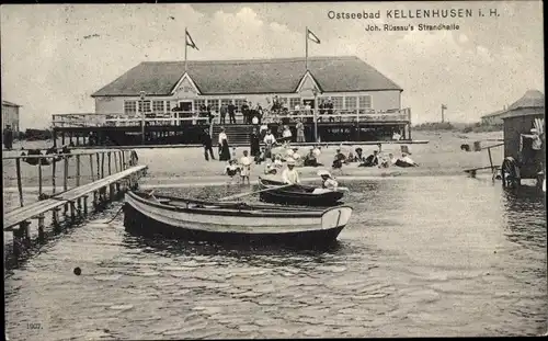 Ak Kellenhausen in Holstein, Blick zur Strandhalle, Ruderboote, Strandpartie