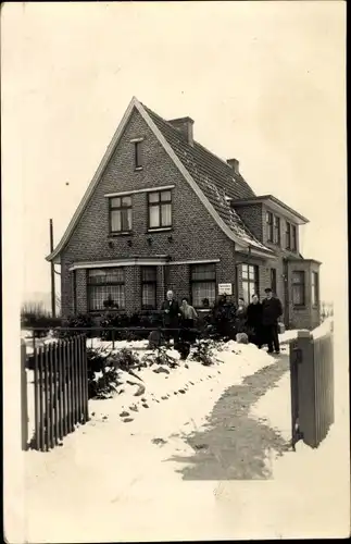 Foto Ak Rahe Aurich in Ostfriesland, Wohnhaus Rote Reihe 19, Winteransicht