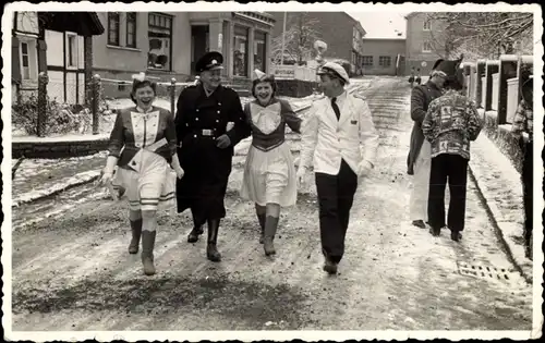 Foto Ak Karneval, Verkleidete Menschen, Straßenansicht