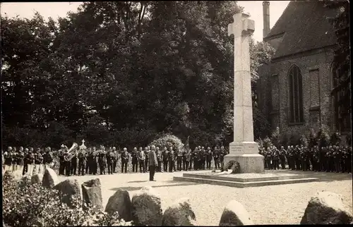 Foto Ak Bordesholm in Holstein, Kranz-Niederlegeung am Denkmal, Fest, Orchester