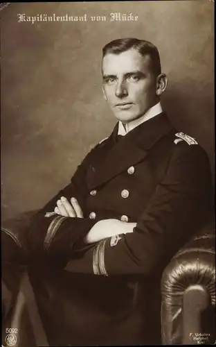 Ak Kapitänleutnant Hellmuth von Mücke, Sitzportrait in Uniform
