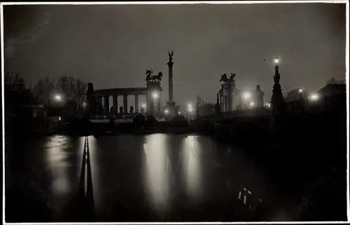 Foto Ak Budapest Ungarn, Heldenplatz, Milleniumsdenkmal, Nachtbeleuchtung