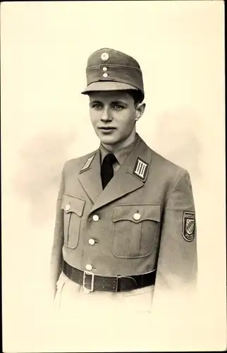 Foto Ak Junger Mann in Polizei Uniform, Ärmelabzeichen, Kragenspiegel