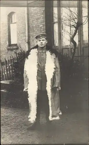 Foto Ak Deutscher Soldat in Uniform, Mantel, I. WK