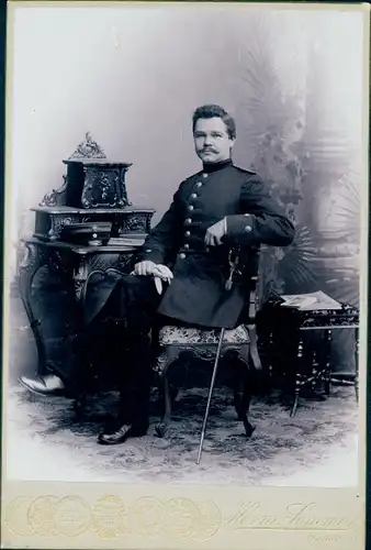 Foto Deutscher Soldat in Uniform, Sitzportrait