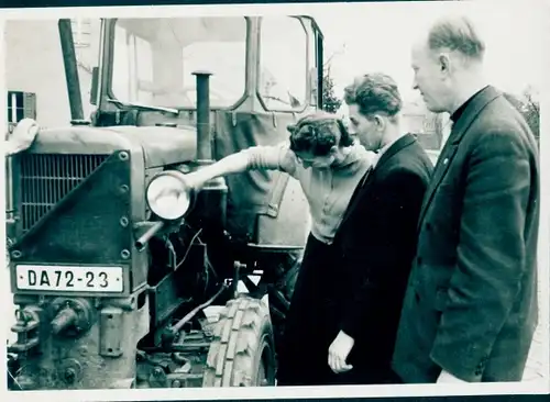 Foto Traktor Kennzeichen DA 72-23, Männer im Anzug