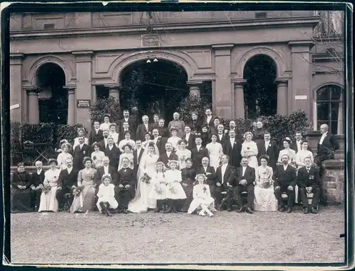 Foto Weißenfels an der Saale, Hochzeitsgesellschaft vor Lokal Otto Gürth