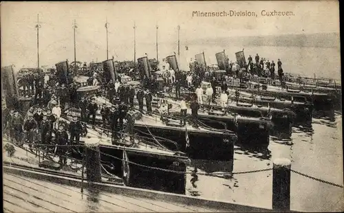 Ak Cuxhaven in Niedersachsen, Minensuch Division, Anlegestelle, deutsche Kriegsschiffe