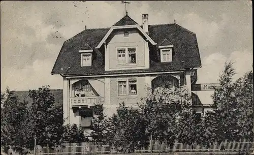 Foto Ak Bad Dürrheim im Schwarzwald, Villa, Wohnhaus, Anwohner an den Fenstern