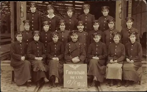 Foto Ak Fahrschule Bhf. XXIV, 1918, Schaffnerinnen in Uniform, Gruppenbild