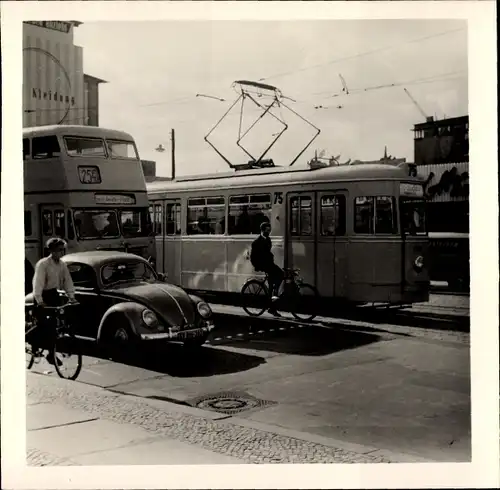 Foto Berlin, Straßenbahn Linie 75, Bus zum Ernst Reuter Platz, VW Käfer, Radfahrer, Warenhaus