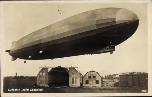 Ak Luftschiff LZ 127 Graf Zeppelin über der Luftschiffhalle
