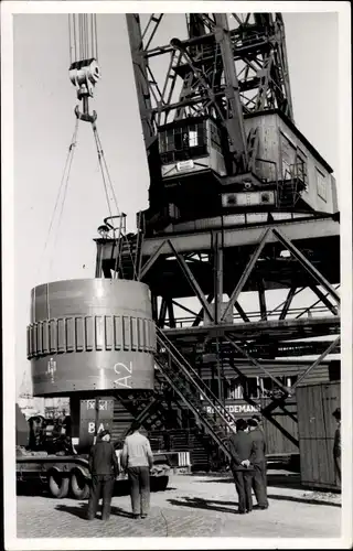 Foto Ak Hamburg, Transport Luis Fricke aus Braunschweig im Hafen 1954, Entladung, Kran