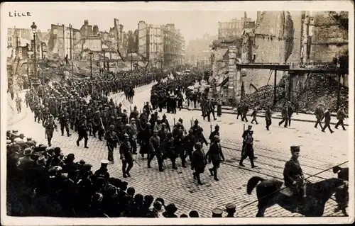 Foto Ak Lille Nord, Marschierende deutsche Soldaten, Kriegszerstörungen, I. WK